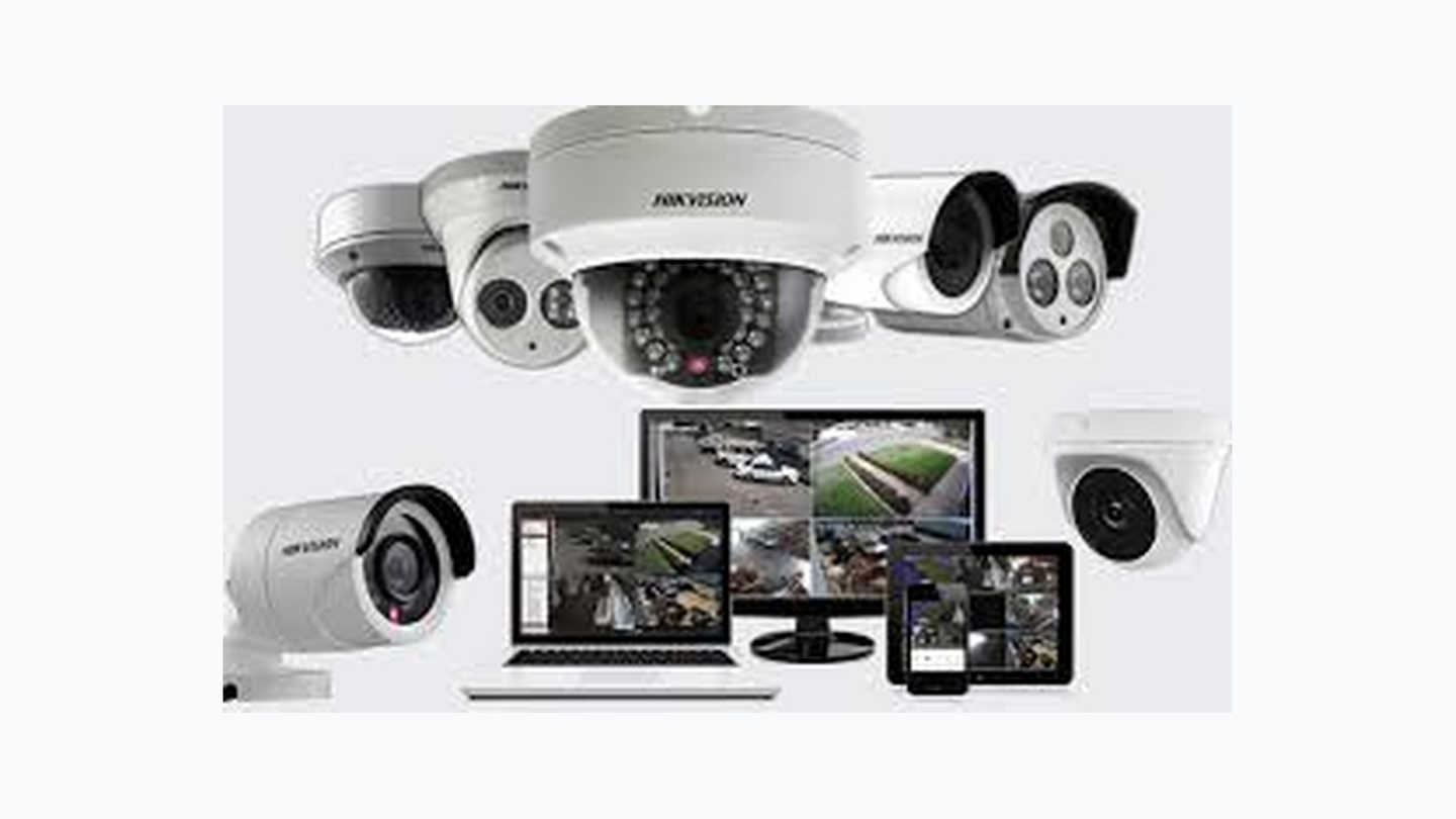 Ecossistema de vigilância com câmaras e ecrãs de monitorização em vários dispositivos.